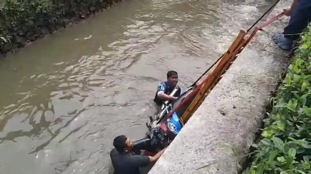 Tali Gas Bermasalah, Pengendara Motor Shogun SP Tercebur ke Kali di Cileungsi Bogor Usai Beli Velg