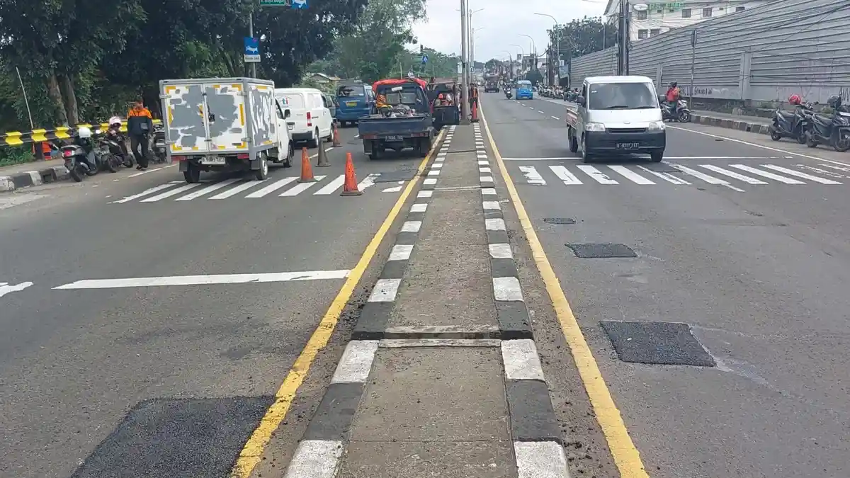 Penambalan Jalan Rusak di Bogor Tak Cuma Malam Hari, Siang Hari Saat Arus Ramai Juga Dikebut