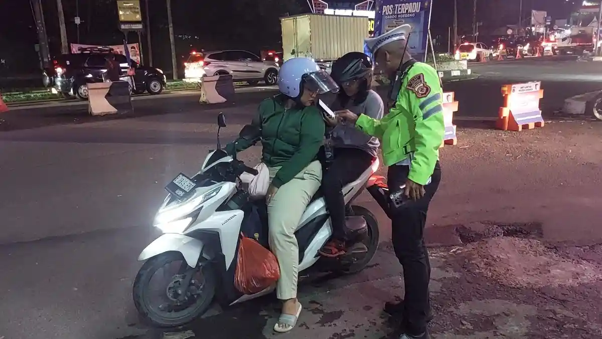Pemotor Cewek di Puncak Bogor Ini Kedapatan Mau Nyasar Masuk Tol : Kita Ngikutin Google Map Pak