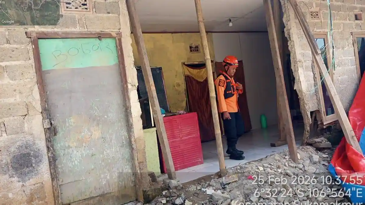 Dinding Rumah Warga Sukamakmur Bogor Roboh Usai Kena Angin Kencang, Kini Terpaksa Pakai Terpal