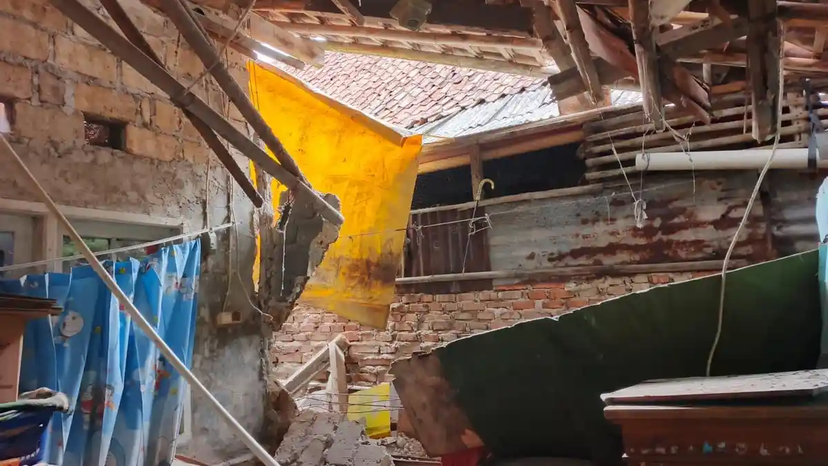 Atap Rumah Warga di Empang Bogor Ambruk Gegara Hujan, Kakak Beradik Jadi Korban, Kepalanya Luka-Luka