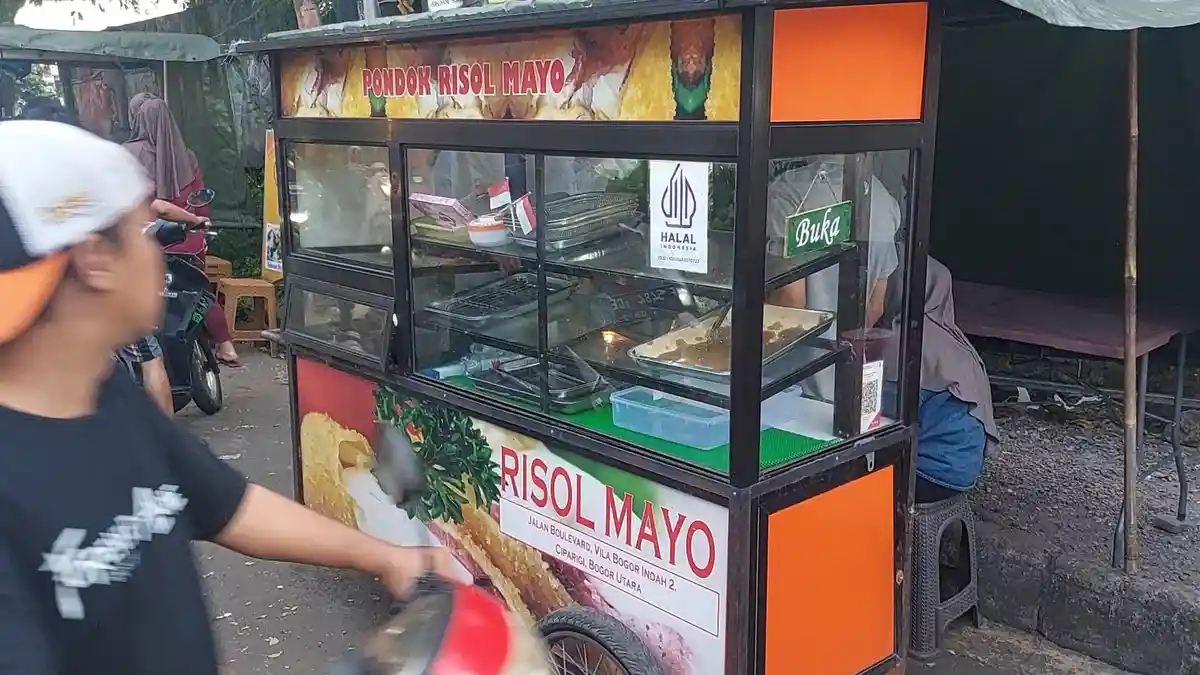 Berkah Ramadan, Gerobak Pedagang Risol di VNI Bogor Langsung Kosong Diserbu Pemburu Takjil