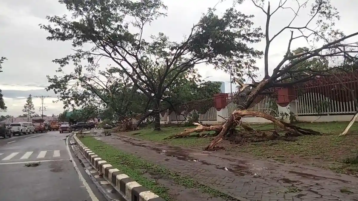 Kronologi Badai Hantam Pakansari Bogor, Atap Stadion hingga Videotron Ambruk, Satu Orang Luka