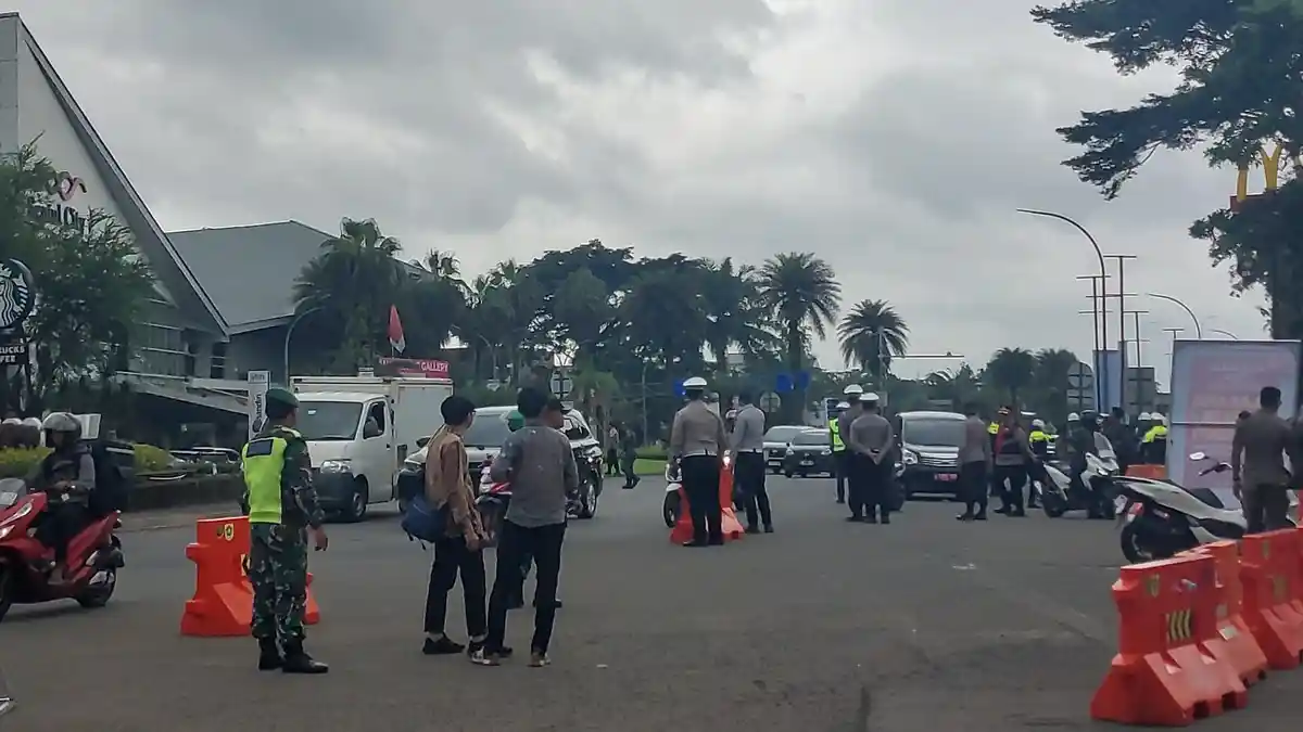 Penjagaan Ketat Rakornas di SICC Sentul Bogor, Aparat Gabungan Tutup Jalan Sudirman
