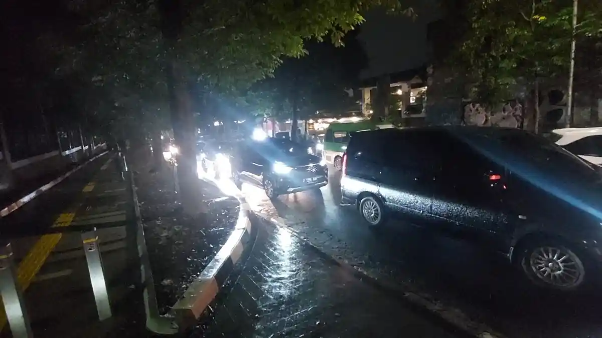 Hujan di Kota Bogor Mengguyur Hingga Malam, TMA Bendung Katulampa Tetap Siaga 4