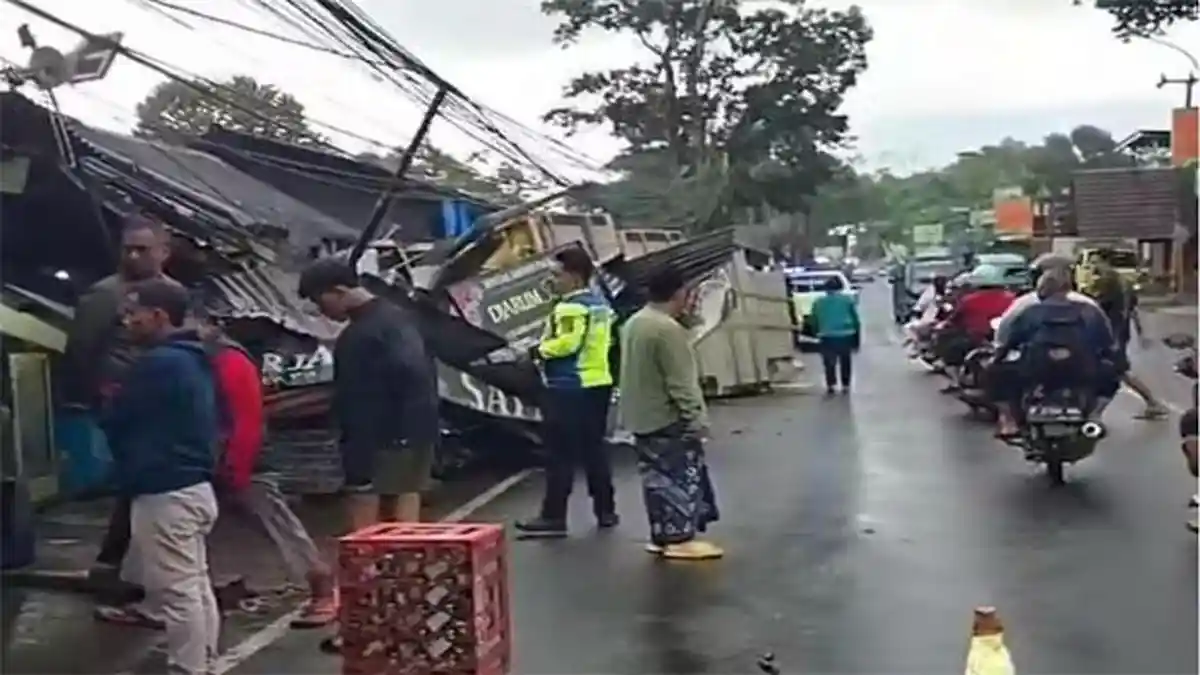 Kronologi Truk Tabrak Warung dan 3 Motor di Cigombong Bogor, Sopir Diduga Hilang Kendali