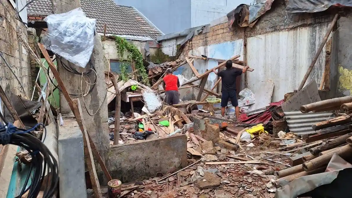Detik-Detik Rumah di Kedung Halang Bogor Ambruk, Material Bangunan Kenai Rumah Warga di Sekitar