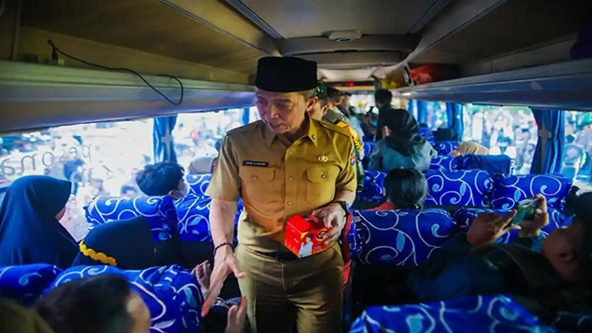 Lepas Ratusan Pemudik Pulang Kampung, Wali Kota Bogor Dedie Rachim Bagikan Minyak Angin