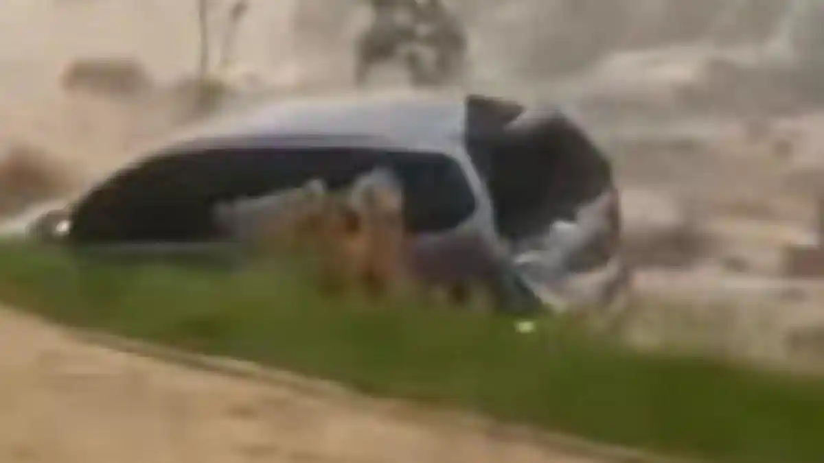 Diterjang Banjir, Kendaraan Minibus Hanyut Terbawa Derasnya Air di Babakanmadang Bogor