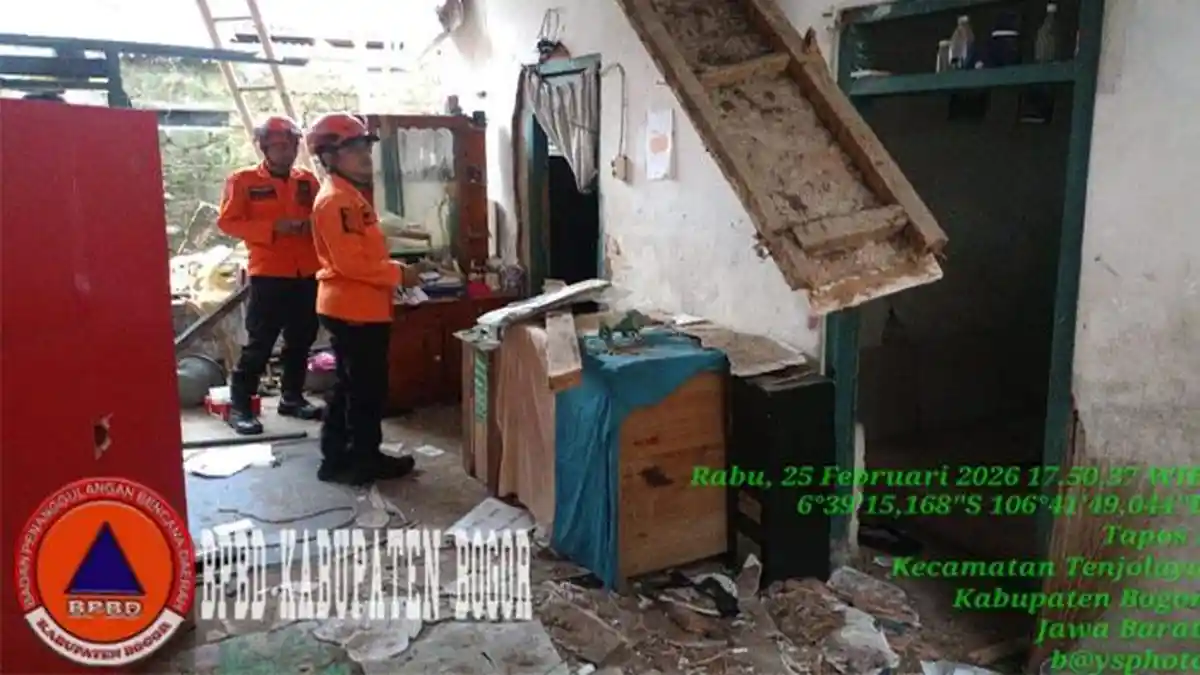 Tak Kuat Diguyur Hujan Deras dan Angin Kencang, Atap Rumah Warga Tenjolaya Bogor Ambrol