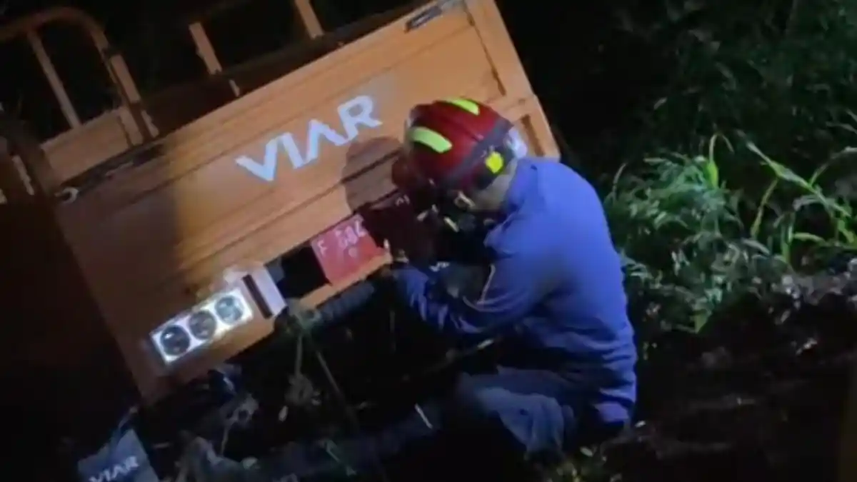 Aksi Petugas Damkar Angkat Motor Roda Tiga dari Empang Bojonggede Bogor, Butuh Satu Jam di Lokasi