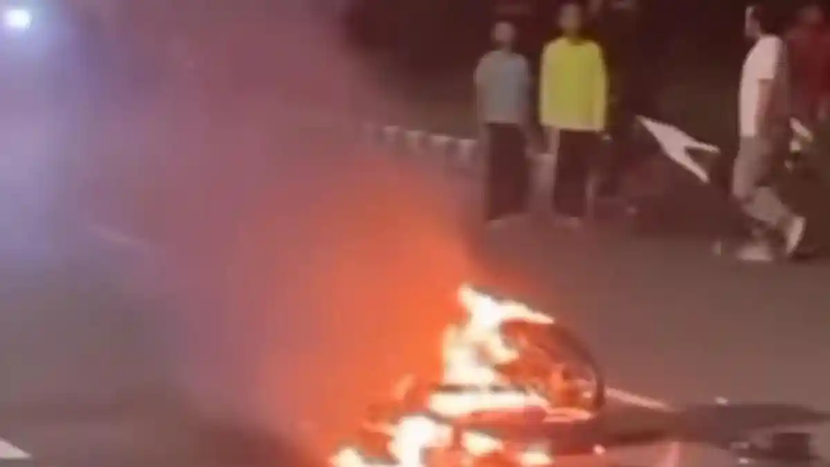 Awalnya Sangar Ugal-ugalan di Pakansari Bogor, Pengendara Kabur Saat Motornya Terbakar