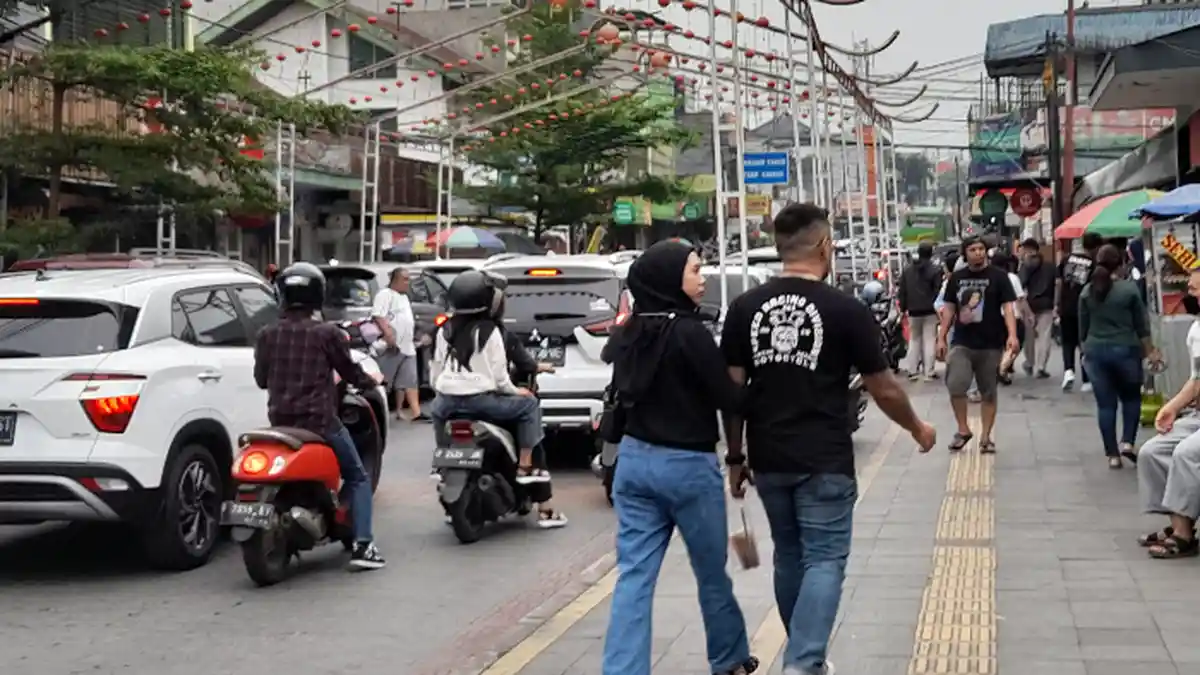 Jalan Suryakancana Bogor Penuh Sesak, Parkir dan Pedagang Tumpah ke Badan Jalan