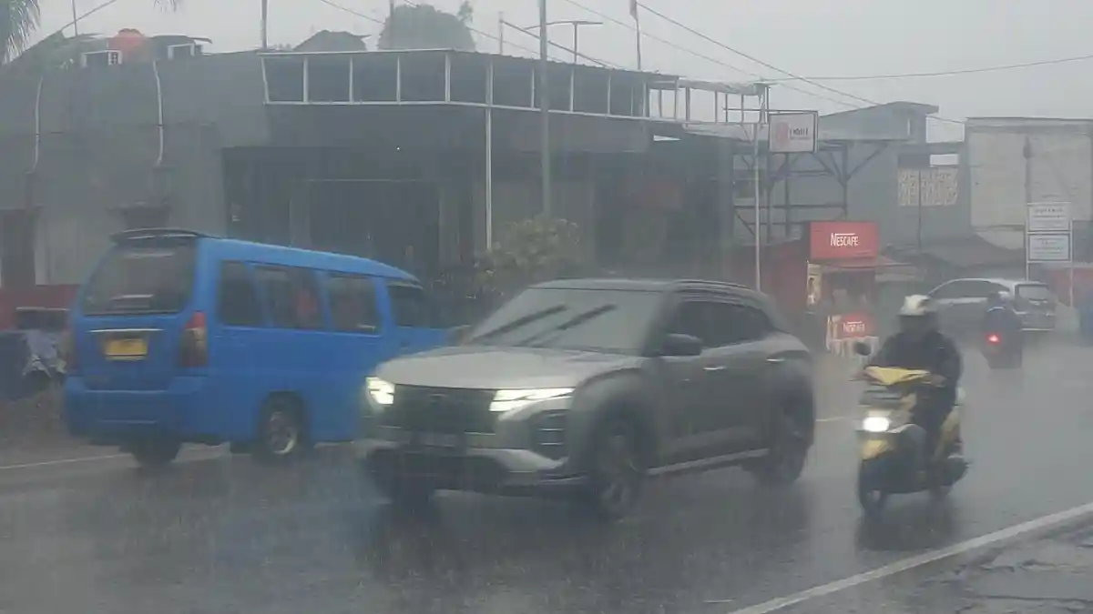 Kondisi Fluktuasi Cuaca di Kawasan Puncak Bogor, Hujan Deras Mengguyur Berkali-kali