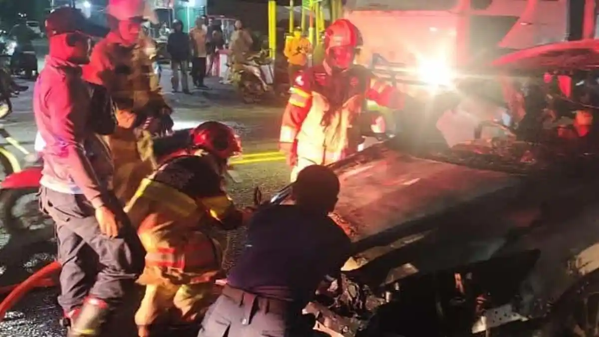 Akibat Overheat, Satu Unit Kendaraan Hangus Terbakar di Sukaraja Bogor