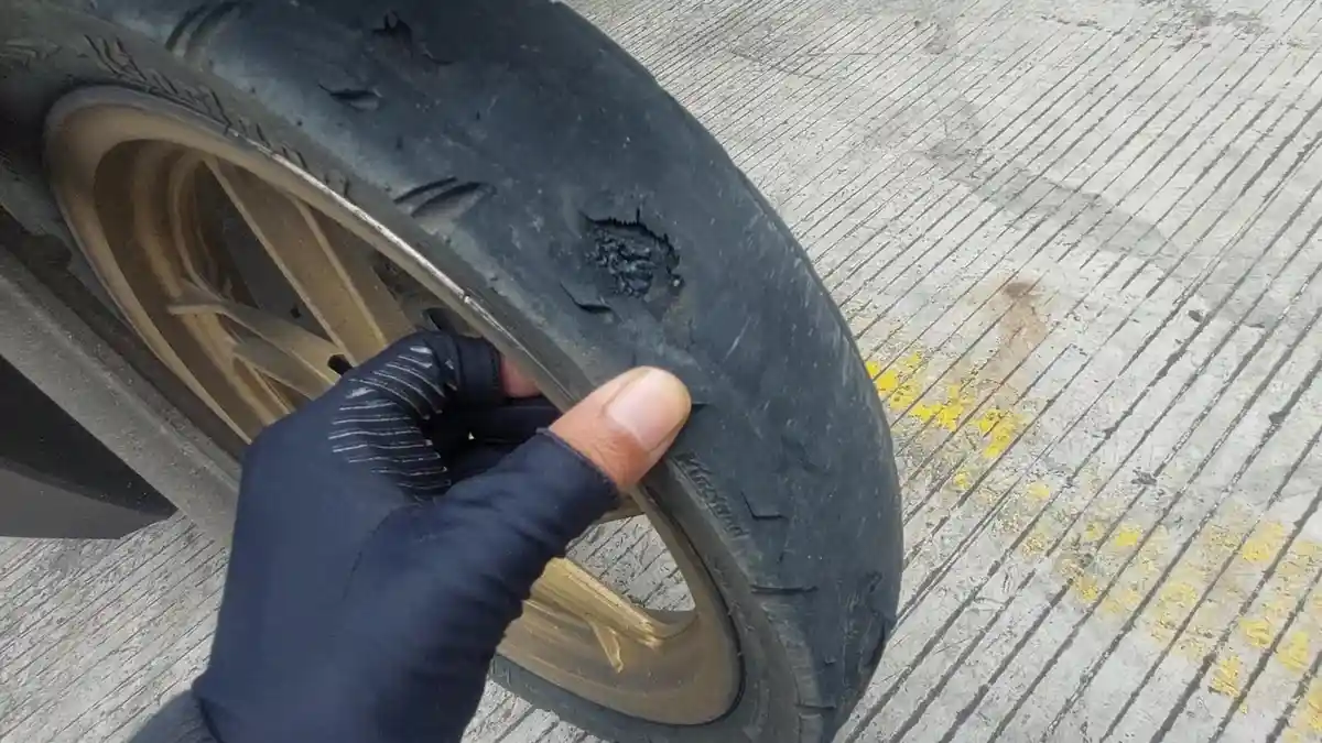 Ban Motor Sekarang Cepat Gundul Dibanding Dulu, Benarkah Gara-gara Jalanan Beton? Cek Faktanya!