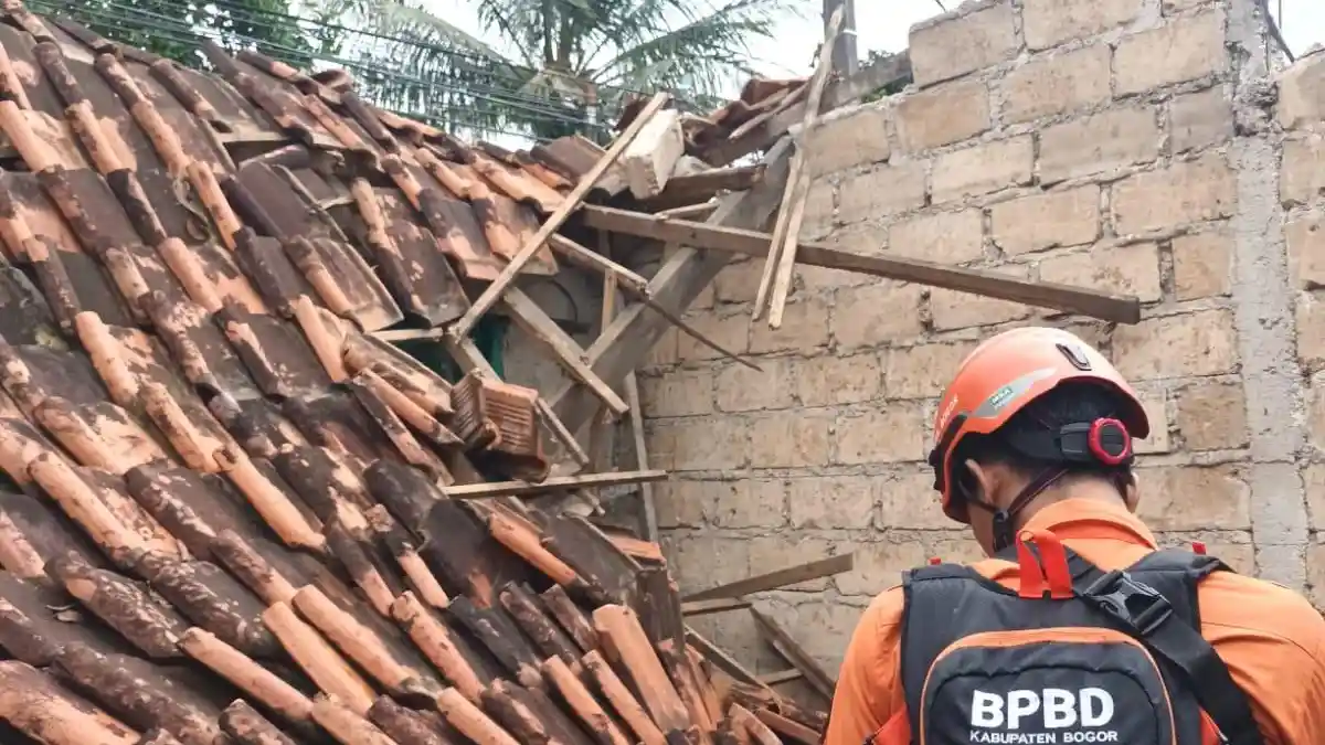 Detik-detik Atap Rumah di Ciampea Bogor Ambruk Akibat Cuaca Buruk, Material Puing Menumpuk di Dapur