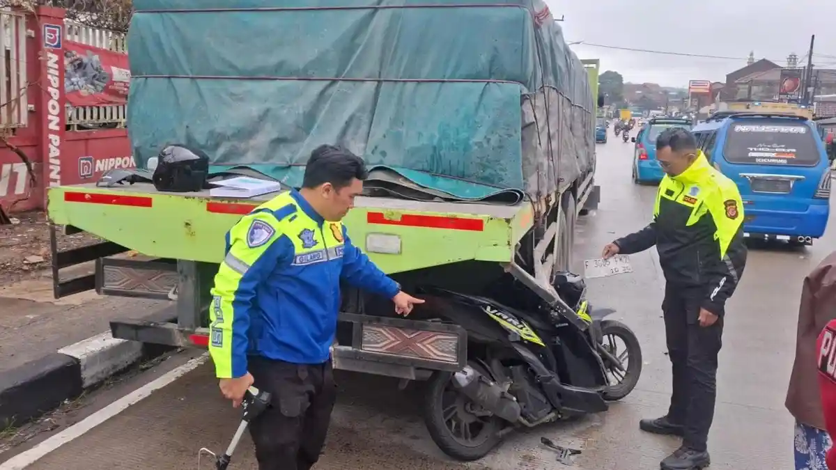 Truk Parkir di Bahu Jalan Sebabkan Kecelakaan di Jalan Raya Ciawi-Sukabumi, Pengendara Motor Terluka