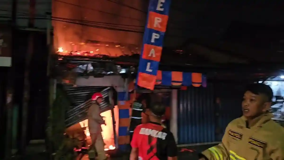 Diduga Akibat Korsteling Listrik, Ruko Penjual Terpal di Cibinong Bogor Hangus Terbakar