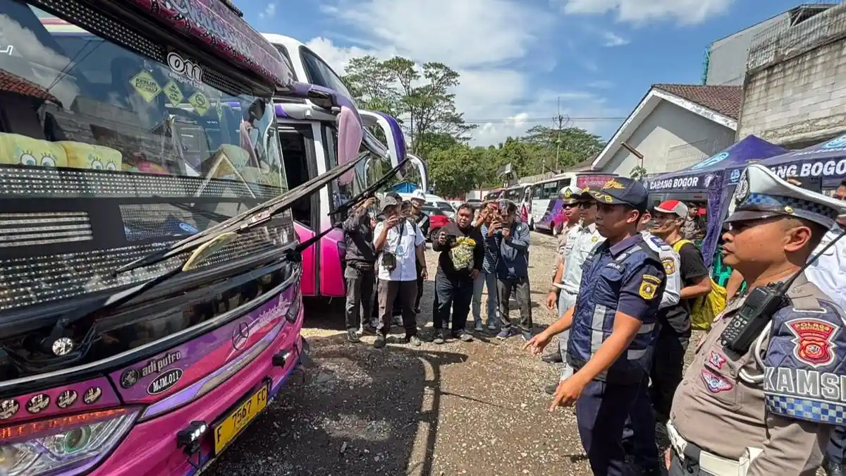 Memasuki Arus Mudik Lebaran 2026, Petugas Lakukan Pengecekan Kelayakan Bus di Bogor