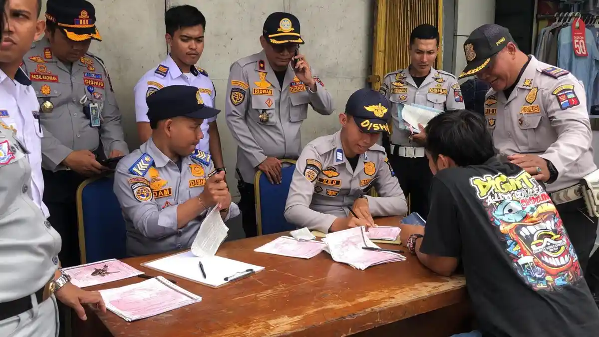 Dishub Kota Bogor Tilang 54 Angkot di Depan Mal BTM, Banyak Sopir Tidak Bawa STNK