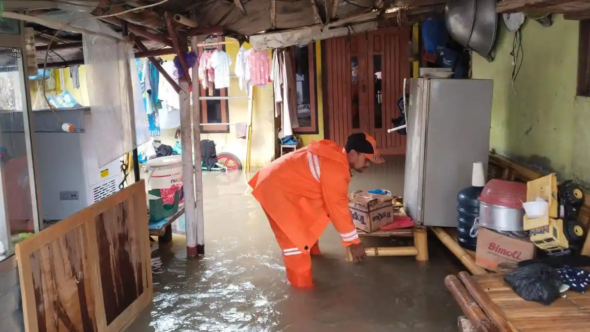 Diguyur Hujan Deras, Rumah Warga di Rumpin Bogor Terendam Banjir Akibat Turap Setu Jebol