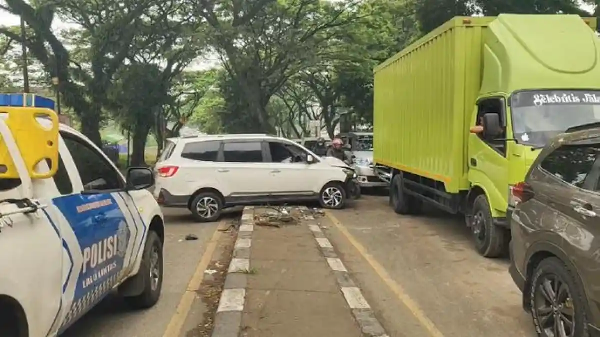 Ngantuk Usai Antar Jamaah Umroh, Pengendara Wuling Tabrak Tiang PJU di Simpang Semplak Kota Bogor