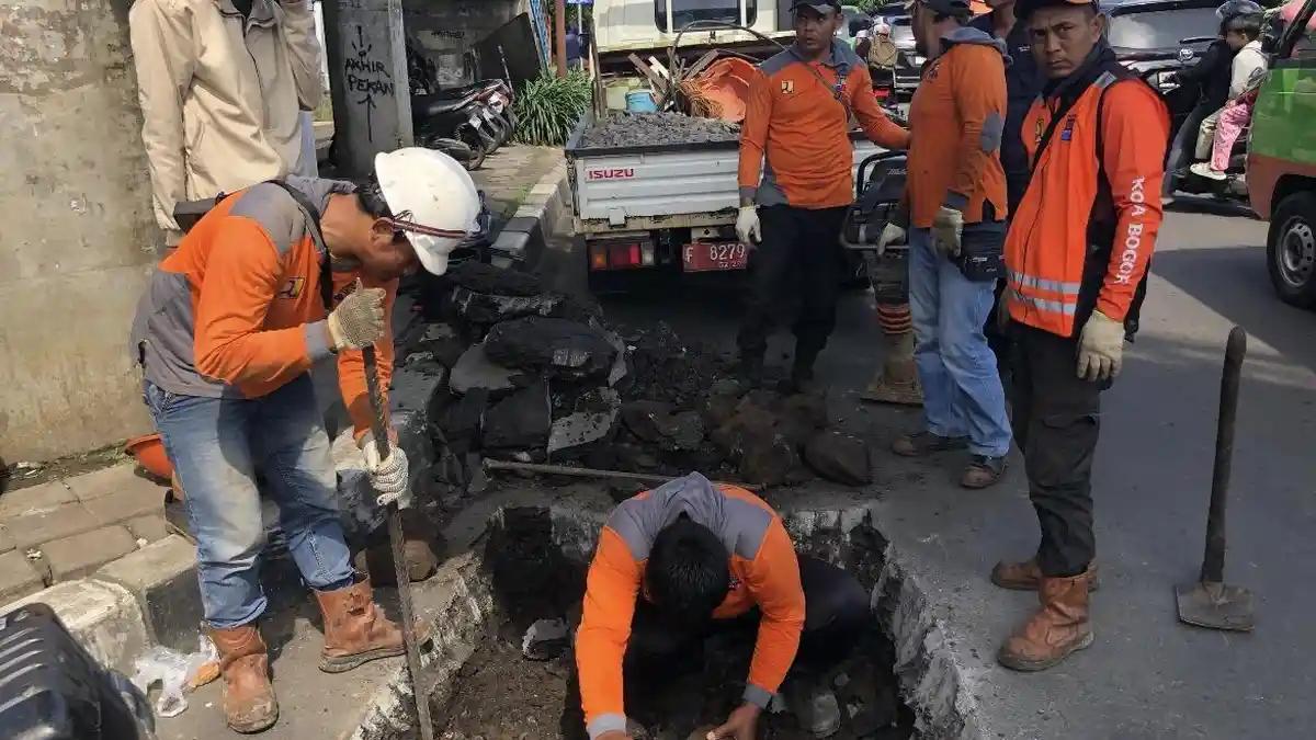 PDAM dan PLN Diduga Biang Kerok Jalan Berlubang di Kota Bogor, Bekas Galian Ancam Keselamatan