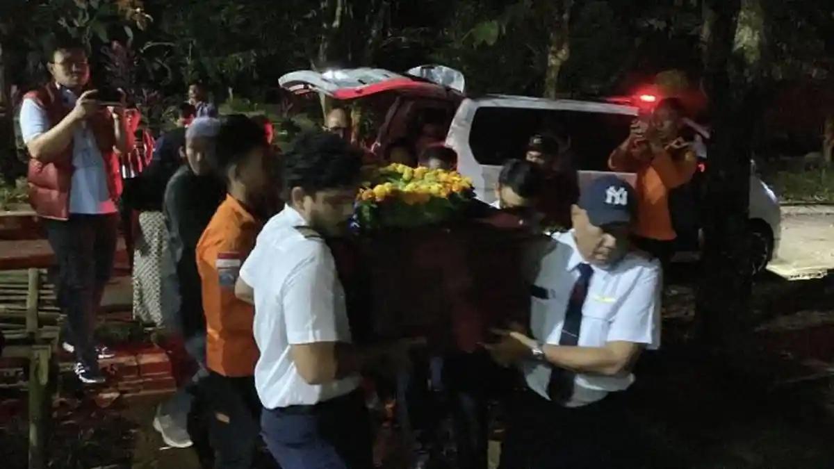 Pemakaman Pilot Pesawat Pelita Air di TPU Situ Gede Kota Bogor, Diiringi Isak Tangis Keluarga