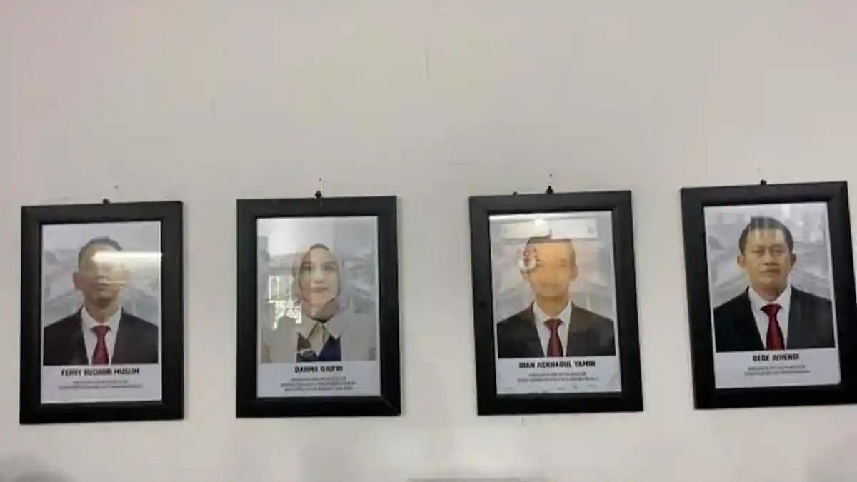 Foto Habibi Dicopot dari Kantor KPU Kota Bogor Usai Dipecat, Semua Aset Operasional Ditarik