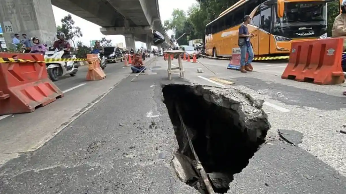 Jalan di Dekat Lotte Mart Yasmin Bogor Amblas dan Berlubang, Pengendara Was-Was: Takut Meluas