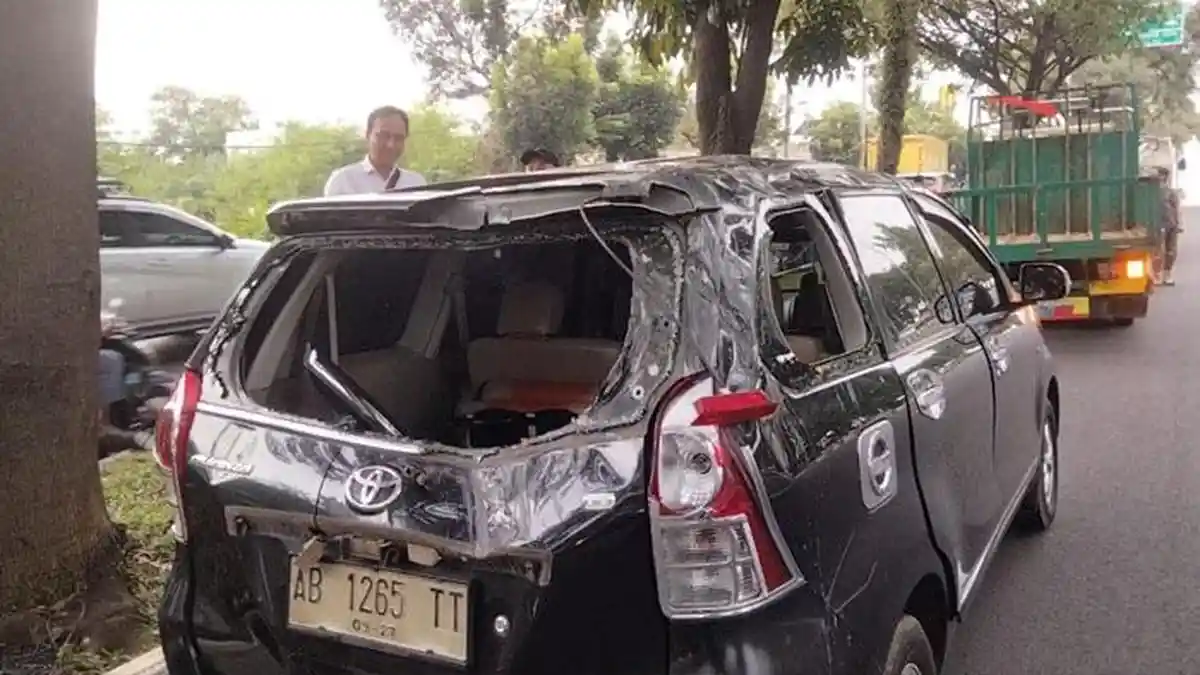 Kendaraannya Ringsek Akibat Kesenggol Truk Ayam di Cibinong Bogor, Pria Ini Rugi Capai Belasan Juta