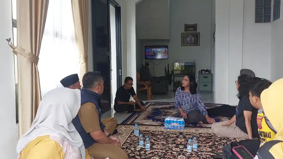 Suasana Cemas Keluarga Pramugari Pesawat ATR 42-500 di Bogor, Sibuk Telepon hingga Pantengi Berita