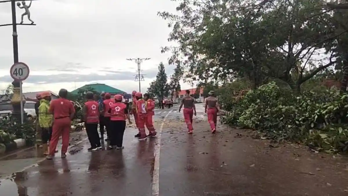 Satu Orang Terluka Akibat Badai di Kawasan Pakansari Bogor, Dilarikan ke RSUD Bakti Pajajaran