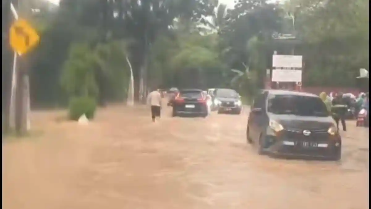 Kali Meluap Usai Diguyur Hujan Deras, Akses Jalan ke Rumah Presiden di Bogor Terendam Banjir