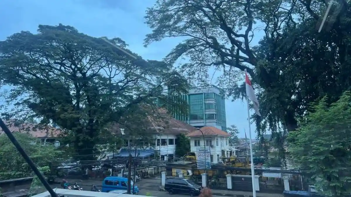 Cuaca Kota Bogor Siang Ini Diselimuti Awan Mendung, Diprediksi Berawan Sampai Malam Hari