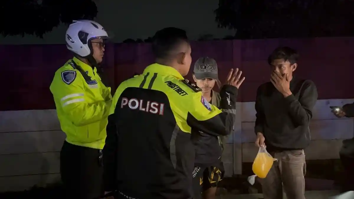 Kepergok Mojok Sambil Bawa Ciu, Dua Remaja di Jalan Alternatif Sentul Bogor Pasrah Diciduk Petugas