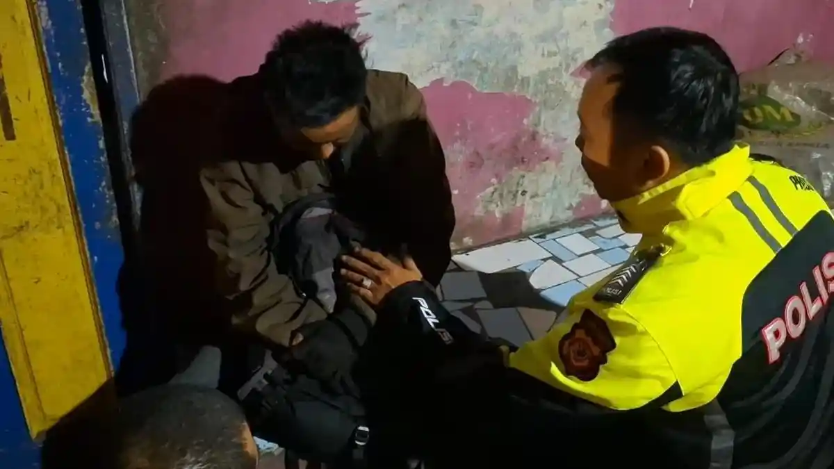 Diduga Akibat Kelelahan, Pemudik Asal Tasikmalaya Terkapar di Jalur Puncak Bogor, Ditolong Petugas