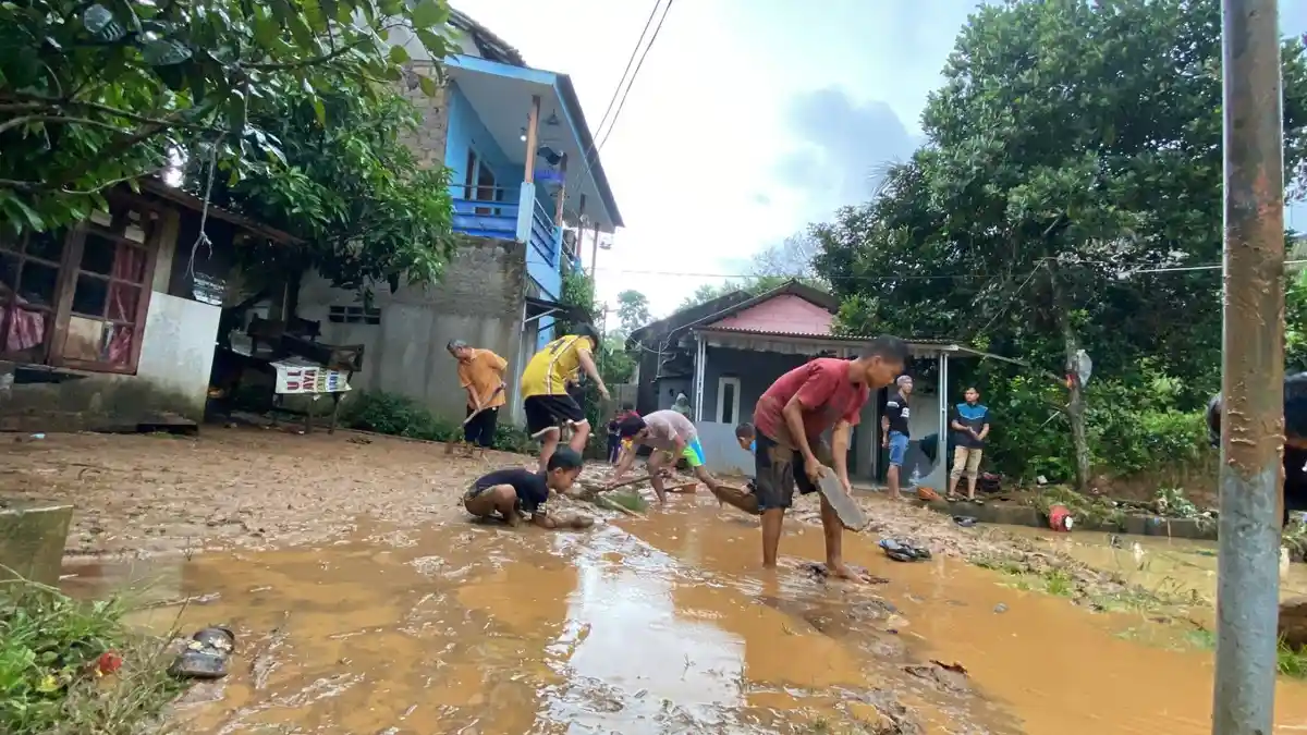 Sungai Cikeas Meluap, Musala di Katulampa Bogor Ambruk Diterjang Banjir, 15 Rumah Terdampak