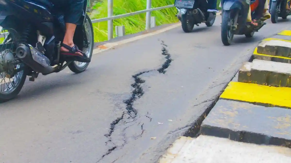 Pengendara Motor Cari Jalur Lain! Dedie Rachim Tutup Jalan Saleh Danasasmita Kota Bogor karena Retak