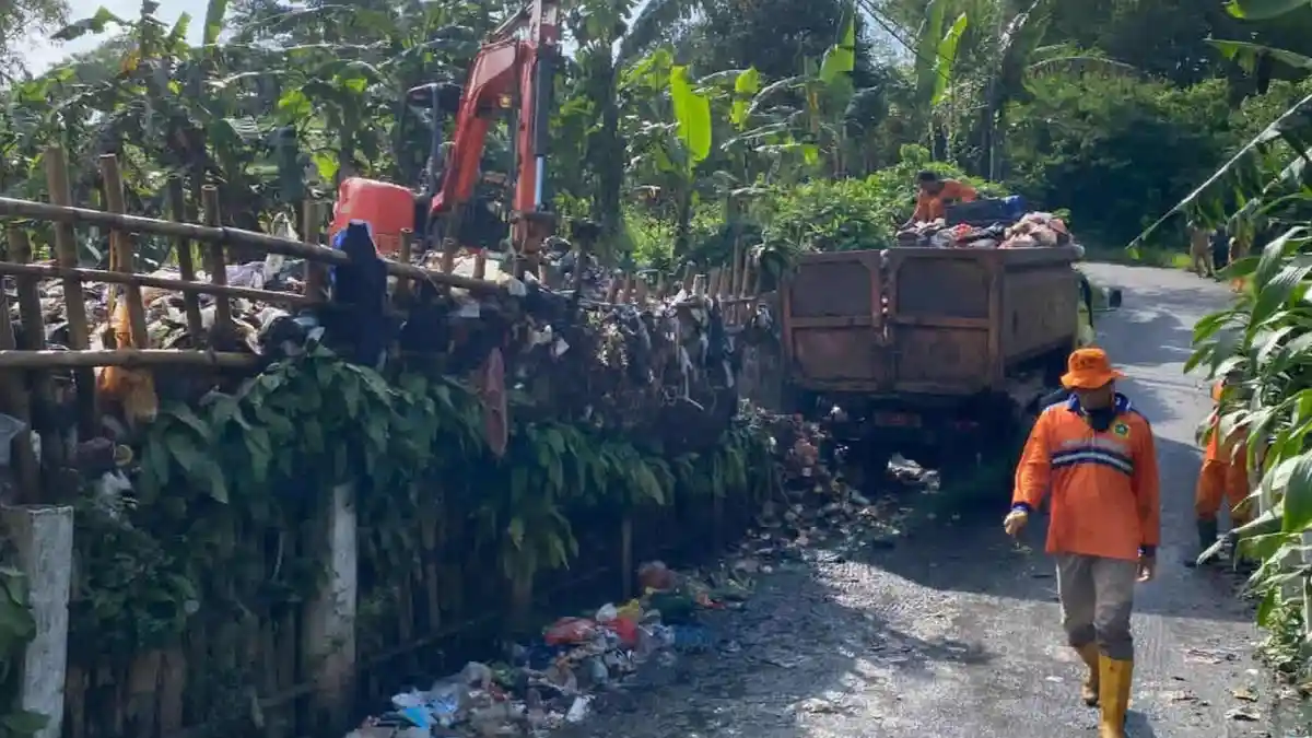 Penampakan Sampah di Puncak Bogor Menggunung Lebihi Jalan, Padahal Warga Cisarua Sudah Bayar Iuran
