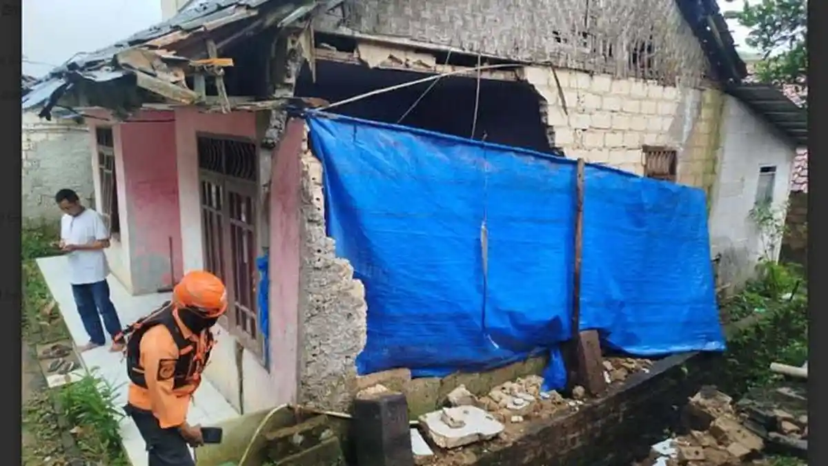 Rumah Warga Cijeruk Bogor Terpaksa Andalkan Terpal Usai Dinding Hancur Imbas Cuaca Buruk